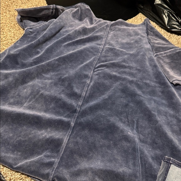Umgee light grayish blue velour short sleeve top w/side slits (XL) - EUC! - Picture 10 of 10